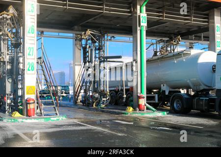 Grande station d'essence industrielle verte pour le ravitaillement des véhicules, des camions et des réservoirs avec du carburant, de l'essence et du diesel en hiver. Banque D'Images