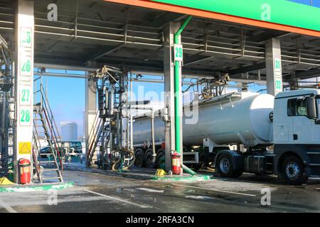 Grande station d'essence industrielle verte pour le ravitaillement des véhicules, des camions et des réservoirs avec du carburant, de l'essence et du diesel en hiver. Banque D'Images