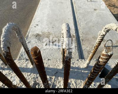 Renfort en métal de fer rouillé dans le béton et les dalles industrielles en béton armé utilisées dans la construction de bâtiments et de structures. Banque D'Images