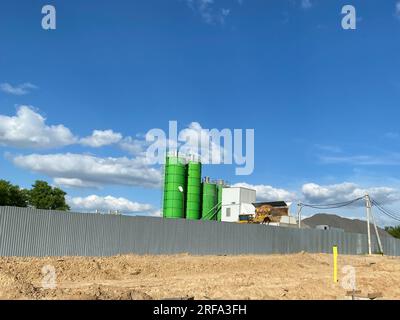 Centrale à béton. Production industrielle de ciment pour la construction. Banque D'Images