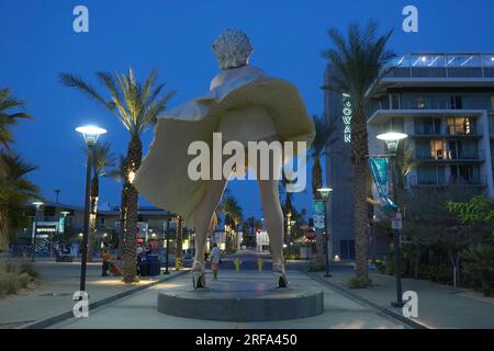 Le postérieur de la statue Forever Marilyn de Marilyn Monroe, une sculpture monumentale de 26 pieds de haut et de 24 000 livres créée par le sculpteur Seward Johnson en acier inoxydable et aluminium, le dimanche 30 juillet 2023, à Palm Springs, Etalonnage Banque D'Images