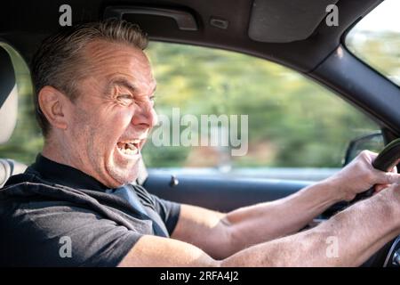 Homme effrayé choqué criant et freinant juste avant un accident Banque D'Images