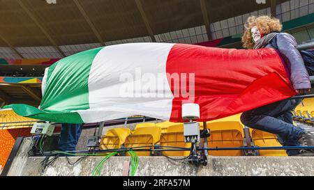Wellington, Wellington, Nouvelle-Zélande. 2 août 2023. Les supporters italiens posent pour une photo avant le match de groupe C de la coupe du monde féminine de la FIFA entre l'Afrique du Sud et l'Italie au Wellington Regional Stadium à Wellington, en Nouvelle-Zélande (image de crédit : ©James Foy/Alamy Live News) Banque D'Images