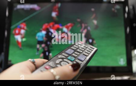 Photo de dossier datée du 01/11/19 d'une personne tenant une télécommande de télévision, car le nombre de téléspectateurs syntonisant pour regarder la télévision diffusée chaque semaine a connu la plus forte baisse depuis que les records ont commencé, selon un nouveau rapport de l'Ofcom. Banque D'Images