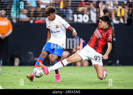 1 août 2023 : l'attaquant du FC Barcelone Yamal Lamine (27 ans) est contesté par le défenseur milanais Davide Bartesaghi (95 ans) lors de la seconde moitié du Soccer Champions Tour 2023 mettant en vedette le FC Barcelone vs AC Milan au Allegiant Stadium le 1 août 2023 à Las Vegas, NV. Christopher Trim/CSM. Banque D'Images