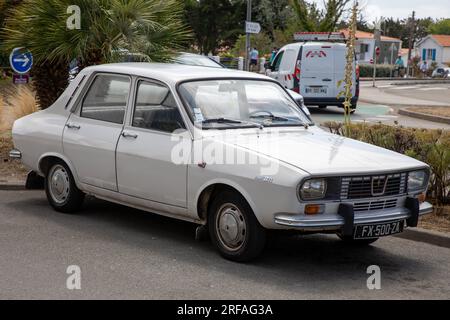 Bordeaux , France - 08 01 2023 : Renault 12 rétro vintage voiture vue latérale oldtimer r12 garé dans la rue Banque D'Images