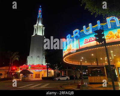 Barbie et Oppenheimer dans les théâtres de Westwood, Los Angeles Banque D'Images