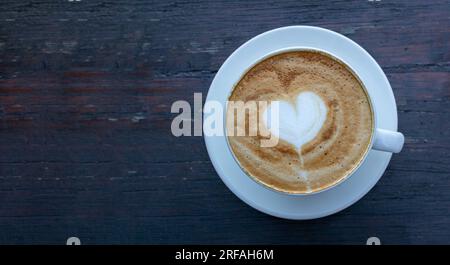 Vue à grand angle de cappuccino avec l'art en forme de coeur d'amour. Banque D'Images