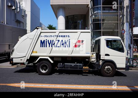Véhicule japonais de collecte des déchets (Miyzaki, Groupe Umeda) ; Tokyo, Japon Banque D'Images