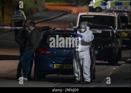 Freeth Street, Birmingham, 2 août 2023 : la police des West Midlands a lancé une enquête sur un meurtre après qu'une femme ait été retrouvée morte sur Freeth Street dans le quartier Ladywood du centre de Birmingham tard dans la nuit de mardi. Deux ambulances, un agent paramédical et l'équipe de soins intensifs transportant des médecins de l'Ambulance aérienne ont assisté à l'incident. Les équipes médicales ont tenté en vain de sauver la victime mais malheureusement elle a été déclarée morte sur les lieux. Des équipes de recherche spécialisées, dont un chien renifleur, ont fouillé la zone pour trouver des indices sur la mort des femmes. Les officiers médico-légaux en costumes blancs ont ensuite photographié le crime sc Banque D'Images