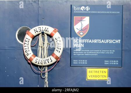 Vienne, Autriche. 06 février 2016. Bouée de sauvetage de la police maritime de Vienne Banque D'Images