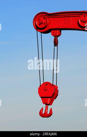 Vienne, Autriche. 06 février 2016. Grue rouge au quai commercial Banque D'Images