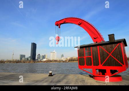 Vienne, Autriche. 06 février 2016. Grue rouge au quai commercial Banque D'Images