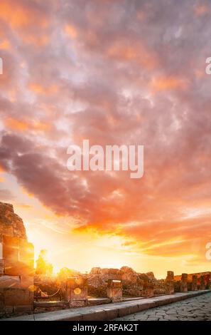 Pompéi, Italie.Rayons du soleil à travers les vestiges de l'ancien bâtiment à l'heure du lever du soleil au coucher du soleil Banque D'Images