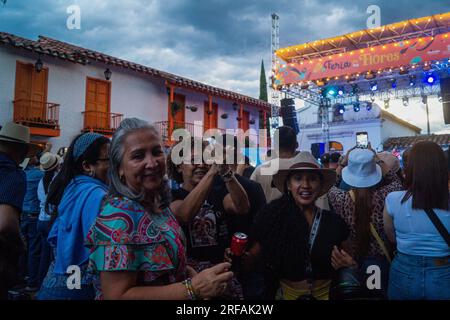 Medellin, Colombie. 30 juillet 2023. Un artiste local se produit pour les festivaliers et les touristes lors de la Feria de las Flores de Medellin, le 30 juillet 2023. Photo par : Jessica Patino/long Visual Press crédit : long Visual Press/Alamy Live News Banque D'Images