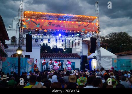 Medellin, Colombie. 30 juillet 2023. Un artiste local se produit pour les festivaliers et les touristes lors de la Feria de las Flores de Medellin, le 30 juillet 2023. Photo par : Jessica Patino/long Visual Press crédit : long Visual Press/Alamy Live News Banque D'Images