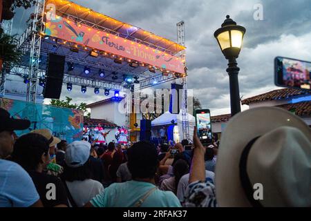 Medellin, Colombie. 30 juillet 2023. Un artiste local se produit pour les festivaliers et les touristes lors de la Feria de las Flores de Medellin, le 30 juillet 2023. Photo par : Jessica Patino/long Visual Press crédit : long Visual Press/Alamy Live News Banque D'Images