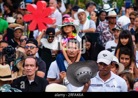 Medellin, Colombie. 30 juillet 2023. Un artiste local se produit pour les festivaliers et les touristes lors de la Feria de las Flores de Medellin, le 30 juillet 2023. Photo par : Jessica Patino/long Visual Press crédit : long Visual Press/Alamy Live News Banque D'Images