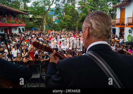 Medellin, Colombie. 30 juillet 2023. Un artiste local se produit pour les festivaliers et les touristes lors de la Feria de las Flores de Medellin, le 30 juillet 2023. Photo par : Jessica Patino/long Visual Press crédit : long Visual Press/Alamy Live News Banque D'Images