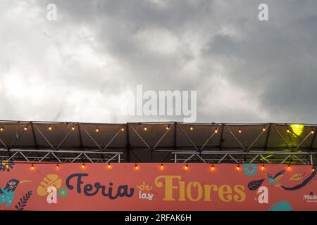 Medellin, Colombie. 30 juillet 2023. Un artiste local se produit pour les festivaliers et les touristes lors de la Feria de las Flores de Medellin, le 30 juillet 2023. Photo par : Jessica Patino/long Visual Press crédit : long Visual Press/Alamy Live News Banque D'Images