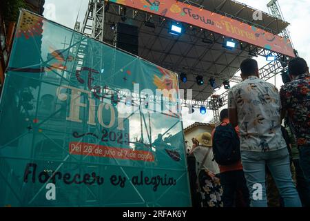 Medellin, Colombie. 30 juillet 2023. Un artiste local se produit pour les festivaliers et les touristes lors de la Feria de las Flores de Medellin, le 30 juillet 2023. Photo par : Jessica Patino/long Visual Press crédit : long Visual Press/Alamy Live News Banque D'Images