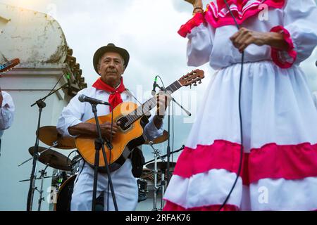 Medellin, Colombie. 30 juillet 2023. Un artiste local se produit pour les festivaliers et les touristes lors de la Feria de las Flores de Medellin, le 30 juillet 2023. Photo par : Jessica Patino/long Visual Press crédit : long Visual Press/Alamy Live News Banque D'Images