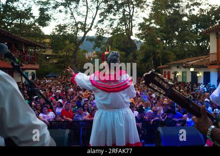 Medellin, Colombie. 30 juillet 2023. Un artiste local se produit pour les festivaliers et les touristes lors de la Feria de las Flores de Medellin, le 30 juillet 2023. Photo par : Jessica Patino/long Visual Press crédit : long Visual Press/Alamy Live News Banque D'Images