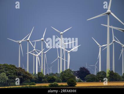 Parc éolien au sud de Anröchte dans le district de Soest, près du village d'Effeln, nuages d'orage sombres, NRW, Allemagne, Banque D'Images