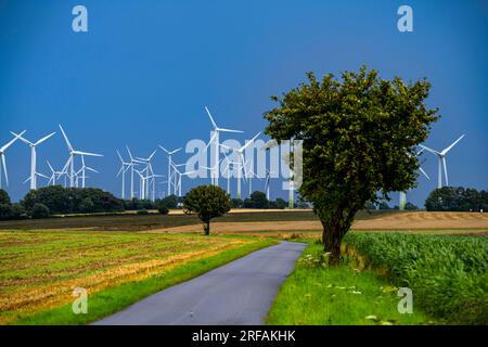 Parc éolien au sud de Anröchte dans le district de Soest, près du village d'Effeln, nuages d'orage sombres, NRW, Allemagne, Banque D'Images