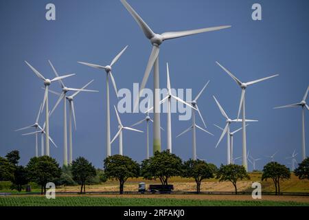 Parc éolien au sud de Anröchte dans le district de Soest, près du village d'Effeln, route fédérale B55, nuages d'orage sombres, NRW, Allemagne, Banque D'Images