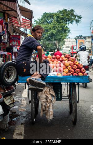 14 octobre 2022 Uttarakhand, Inde. Photographie de rue captivante dans la ville de Dehradun : vendeur en bord de route vendant des pommes rouges fraîches à partir d'une charrette à main. Banque D'Images