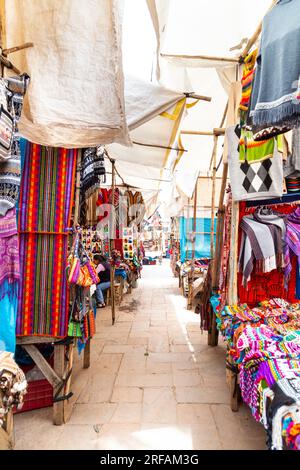 Avec le marché péruvien traditionnel coloré textiles dans la Vallée Sacrée, Pisac, Pérou Banque D'Images