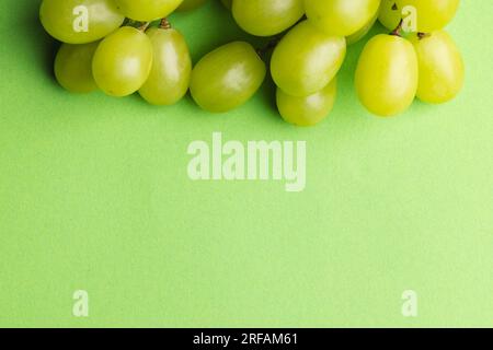 Gros plan de raisins blancs et espace de copie sur fond vert Banque D'Images