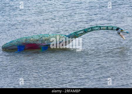 Percy Seonster le modèle de dinosaure plésiosaure créé par Glenn Martin sculptures fabriqué à partir de 600 bouteilles en plastique à Swanage, Dorset UK en juillet Banque D'Images