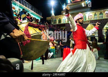 14 octobre 2022 Uttarakhand, Inde. Festival culturel animé à Tehri Garhwal, Uttarakhand, Inde : des gens en tenue traditionnelle colorée dansant à l'ind Banque D'Images