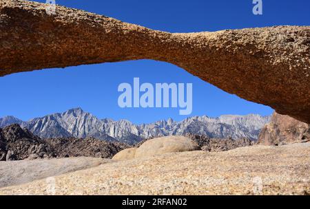 mount whitney et les sierras de l'est, vus à travers l'arche de tour dans les collines de l'alabama par une journée ensoleillée d'automne, près de lone pine, californie Banque D'Images