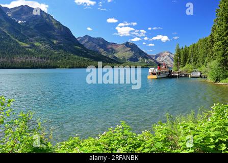 magnifique lac waterton, sommets montagneux, et le bateau et le quai vus depuis le repaire de chèvres dans le parc national des glaciers, montana Banque D'Images