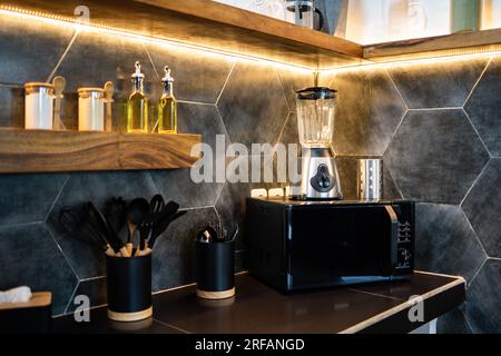 Micro-ondes l'appareil maison de ustensiles de cuisine isolé dans l'intérieur de la cuisine. Banque D'Images