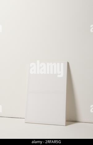 Toile blanche et espace de copie appuyé sur fond de mur blanc Banque D'Images