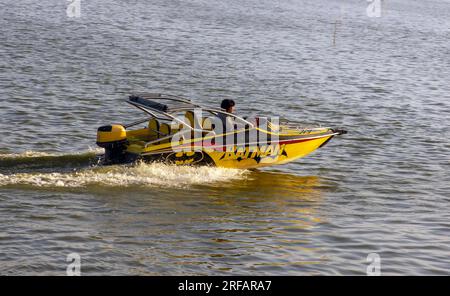 Klaten, Indonésie - 30 juillet 2023 : un petit spead boat dans le lac Rowo Jombor, à Klaten, Indonésie Banque D'Images