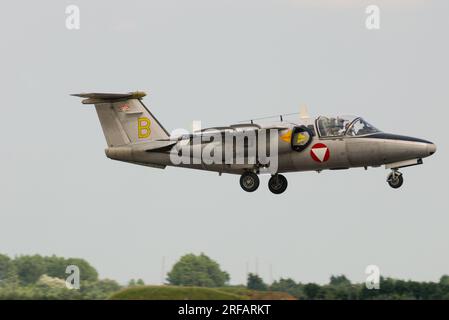 Austrian Air Force Saab 105WRatterrissant à RAF Waddington pour le salon aérien, Royaume-Uni. Entraîneur jet vintage des années 1960 Banque D'Images