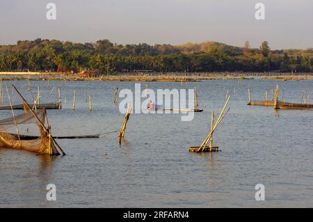 Klaten, Indonésie - 30 juillet 2023 : pêcheur sur un bateau traditionnel en bambou dans le lac Rowo Jombor, Klaten, Indonésie Banque D'Images