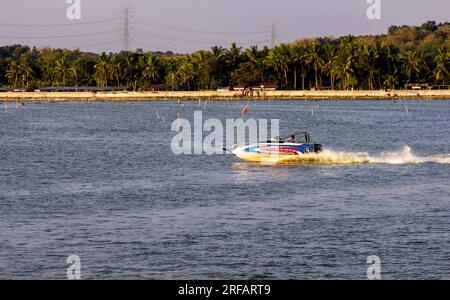 Klaten, Indonésie - 30 juillet 2023 : un petit spead boat dans le lac Rowo Jombor, à Klaten, Indonésie Banque D'Images