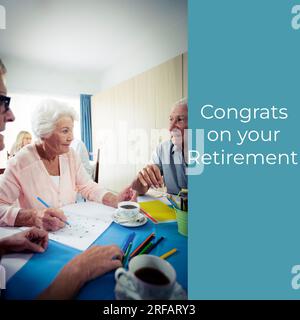 Composition des félicitations sur votre texte de retraite sur les personnes âgées caucasiennes Banque D'Images