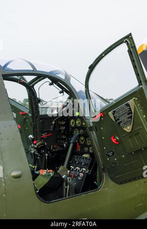 Système unique de porte de cockpit ouverte de style porte de voiture de l'avion de chasse Bell P-39 Airacobra Seconde Guerre mondiale, au salon aéronautique de Duxford. Commandes volantes Banque D'Images