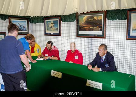 Rendez-vous et signez un événement pour les aviateurs de Tuskegee, pilotes et équipages noirs de l'armée de l'air américaine de la Seconde Guerre mondiale. Wheller (g), Howard Baugh (c), James A. Sheppard (r) Banque D'Images