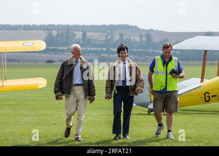 L'acteur Tom Ward à Duxford, Cambridgeshire, Royaume-Uni, revient après un vol dans un biplan Classic Wings Tiger Moth. BBC Silent Witness TV star Banque D'Images