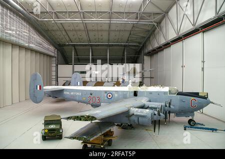 Avro Shackleton MR3, avec Handley page Victor derrière, autrefois exposé à l'extérieur, introduit à l'intérieur du hangar de l'espace aérien. Dû pour restauration complète Banque D'Images