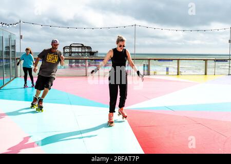 1 août 2023 Brighton Skate crew at Roller Rink lancement à Brighton i360 Brighton East Sussex, Royaume-Uni. Photo ©Julia Claxton Banque D'Images