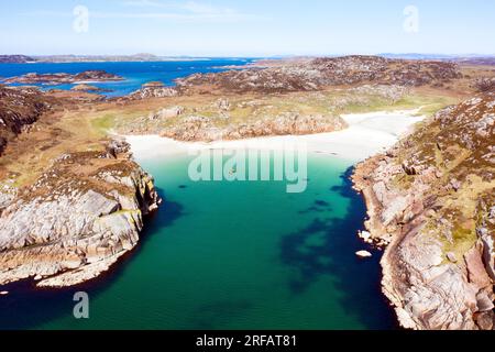 Vue aérienne d'un drone des plages de sable de Balfour's Bay sur Erraid, Hébrides intérieures d'Écosse avec l'île d'Iona dans la distance en haut à gauche Banque D'Images